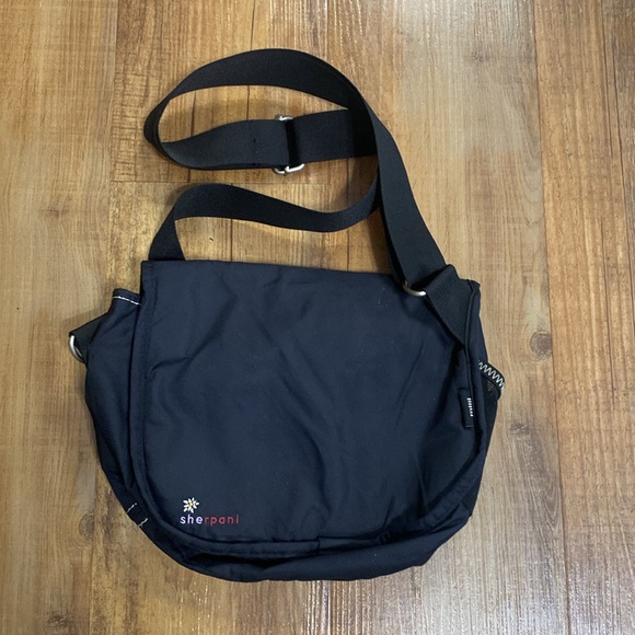 Sherpani black nylon lightweight crossbody purse with adjustable strap - Picture 3 of 11